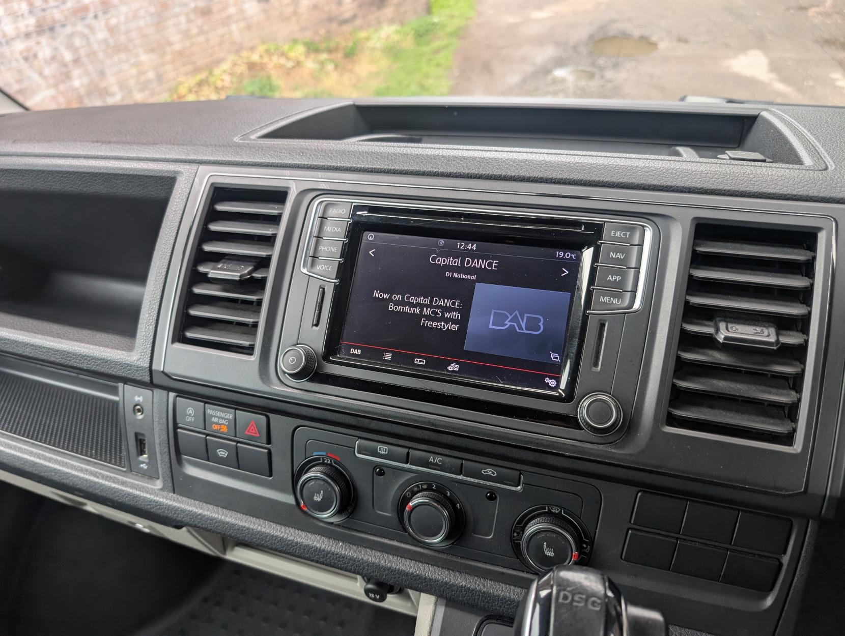 Volkswagen Transporter 2.0 TDI T32 BlueMotion Tech Window Van 4dr Diesel DSG FWD LWB Euro 6 (s/s) (150 ps)